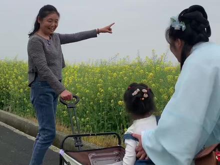 双流机场油菜花开与起降飞机同框画面、是春天不可错过的美景、#田野之路快乐多