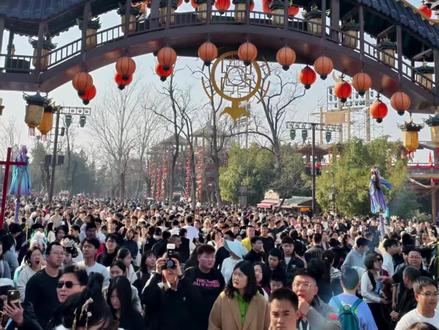 2026年春节辽宁大连到河南开封、洛阳自驾游
第三天:开封万岁山武侠城
闯入一场北宋的江湖梦
#日常vlog #人山人海太热闹了 #上热门