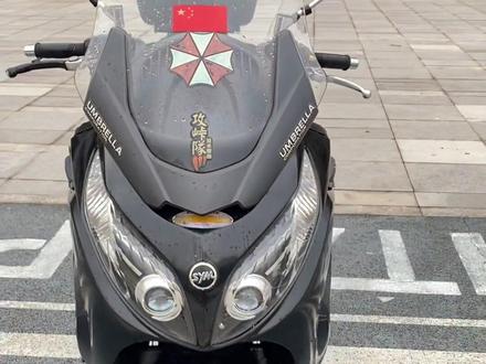 2017款三阳麦森400是一款具有特色的大踏板摩托车,以下是其详细介绍:
外观设计
具有独特的设计风格,前脸采用飞翼式设计,搭配尖锐的前灯,视觉冲击力强,尾部运动感十足,整体造型时尚优雅。车身颜色有白、消光蓝、消光铁灰、水泥灰、亮棕等5种颜色可选.
车身尺寸
长2232mm、宽820mm、高1400mm,轴距1555mm,座垫高800mm,最小离地间隙未明确,整车整备质量215kg.
动力性能
搭载水冷单缸四气门发动机,排量399cc,最大功率25kW/6750rpm,最大扭矩39.5Nm/5250rpm,最大马力34匹,最高车速139km/h,配合13升的大油箱,续航里程可达300公里左右.
配置水平
配备前双275mm的浪花碟盘与辐射对四卡钳,后碟盘直径275mm,均配备ABS防抱死系统,还搭载了TCS牵引力控制系统。此外,有无钥匙启动系统、指针加液晶显示仪表、USB充电接口等,两段可调的大风挡、双透镜大灯、双开抽屉式储物空间、暖风功能等也是其亮点配置.
车辆售价原价54800元