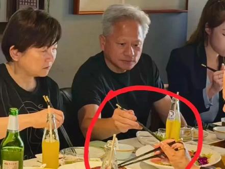黄仁勋在北京庆云楼吃饭,老板娘的脑子真灵光,全程亲自服务黄仁勋用餐,最后顺理成章和黄老板合了个影。
这张合影可不简单,比千万广告还值钱,是无价之宝,挂店堂里,绝对可以让营收翻倍。
看看这两天蜜雪冰城“蜜桃四季春”的销量就知道了,黄老板也就在北京街头尝了一杯,竟直接让这款饮料爆火!带货能力杠杠滴!