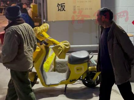 《梦想改造家》节目组自费25万,在洛阳本地找装修工人,14天改造东下池川味家小吃店,记者探店刚好赶上附近学生工人居民吃饭