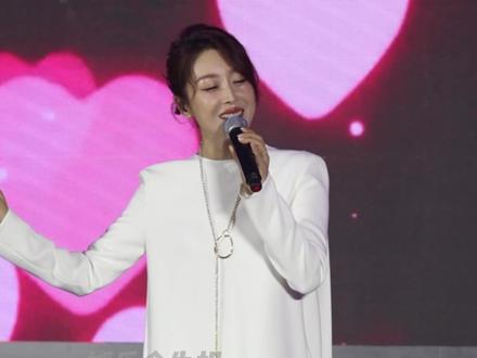 #孙悦 白色长裙献唱《游来游去》51岁歌声依旧温柔#歌手孙悦