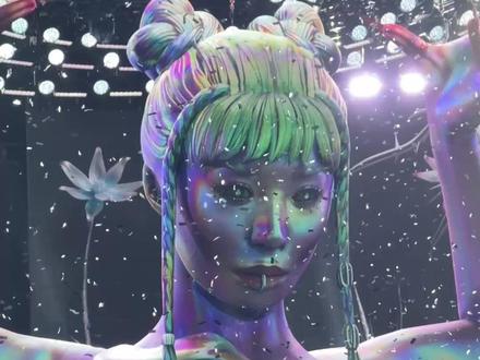 看完这场蔡依林,我更懂什么叫高级表达 前一篇限流咯!
这次看蔡依林《Pleasure》,
我后来最佩服的已经不是那些大场面,
而是——高级艺术家,永远在语境里表达。
大蛇变小船,
她自己马上拍视频说那是海盗船。
金猪不上,
她就带着舞者平地起高楼。
道具变了,运镜和编舞就一起补上。
真正厉害的人,不是只会在最理想的条件里表达,
而是条件变了,她还是知道自己要讲什么。
符号会变,但高级表达不会。
#蔡依林演唱会repo #演唱会 #蔡依林 #现场版live