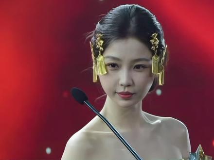 宝宝你棒 很庆幸我能参与到你的每一次上台领奖,也很开心在中泰建交五十周年这个重要的年份,能走上领奖台,领取专属于你自己的奖项。在主持人说出“年度最受泰国人喜欢中国明星奖”的获奖者是虞书欣的时候,她的声音是越来越大声的,没想到我就这样被这一句话所感动泪目。再看到你一步一步从人群中走上领奖台,拿起属于你的奖杯,对着话筒熟练的发言,而且又一次对着海外的观众朋友们说出“让更多中国作品走出中国,让更多海外观众能看到中国作品”这句话。你每次到海外都会宣传中国作品,也希望海外的观众朋友们能够真正了解认识我们中国自己的作品。#虞书欣 #姜暮 #我的大明星一定红透半边天 #东方美 #中泰建交50周年