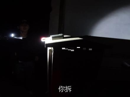 废弃学校夜战,美女第一次拆弹就成功!夜视仪全程“开挂”狩猎 深夜,废弃学校,拆弹模式。
对面没有夜视仪和热成像,所以这次是不对称作战!而我的队友——一位第一次玩拆弹模式的美女——在所有人都捏把汗的时候,一次就拆弹成功。
📹 本期看点:
夜视仪第一视角:微光夜视仪下,黑暗无处遁形,敌人像靶子一样清晰。
夜光弹轨迹:绿色光轨划破废弃教室,视觉效果拉满。
美女拆弹高光:全程记录她冷静操作、一次成功的全过程(甚至她都不知道怎么做到的)。
废弃学校氛围:破桌椅、涂鸦墙、回荡的脚步声……沉浸式夜战体验。
不对称作战的魅力在于:当你拥有信息优势,黑夜就是你的盟友。而拆弹模式,永远需要一个冷静的队友。
如果你是第一次玩拆弹,你会紧张吗?评论区说说你的夜战经历。#wargame #夜视仪 #美女 #真人cs #战术装备