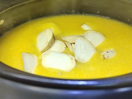 玉米粥也叫玉米碴,香甜软糯粘稠,老人小孩都爱喝,减肥人士福音