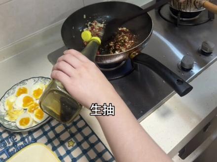 7分蛋的超好吃做法! 蒜蓉蛋!
是我小时候最爱吃的一个菜了
不知道是不是妈咪👨👩👧的独门秘诀,但是就是很好吃!
#爱吃蛋 #在家做美食 #平平无奇 #好吃 #鸡蛋的神仙吃法