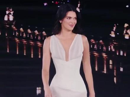 L'ORÉAL PARIS 2025第八届巴黎欧莱雅大秀 1 第八届巴黎欧莱雅大秀在巴黎市政厅盛大启幕。70位全球明星登台,65位彩妆与发型艺术家协作,2500位观众现场见证。大秀以“Liberté, Égalité, Sororité”为理念,融合时尚、美妆与艺术,彰显女性力量与多元之美。周也解锁国际T台首秀,胡兵、瞿颖合体登场,Kendall Jenner压轴亮相。现场还呈现了由Harold James和Stéphane Lancien打造的“发光肌”“冲击力唇妆”等潮流美妆造型,传递“我值得拥有”的品牌精神。#秀场礼裙 #晚宴气质战袍 #超模 #秀场礼服高定 #走秀