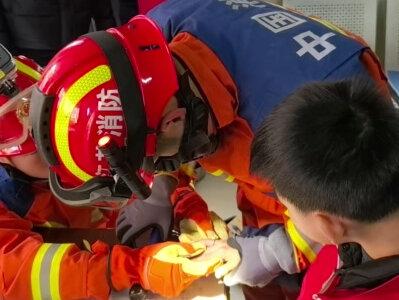 孩子手指被卡,消防员巧做“手术”解救 #热点 #消防员 #卡手