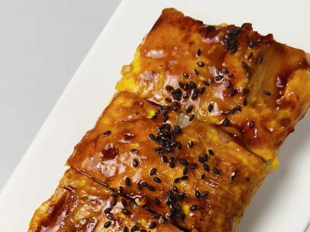 #好好吃饭大赛 烤冷面‼️爱到疯癫🔥🔥快来整一条赛过神仙的火鸡面烤冷面~~#当美食有了音乐灵魂 #青年创作者成长计划 #在拍一种很新的vlog #妈呀太香了
做法参考:@村驴
①制作酱料,所有材料放锅里搅匀,中小火熬1-2分钟开锅冒泡即可
(这个酱料的量可以刷很多很多份)
生抽1勺(10g)
陈醋5勺(50g)
蚝油半勺多(10g)
利民蒜蓉辣酱1勺(12.5g)
韩式辣酱1勺半(24g)
番茄沙司1勺半多点(25g)
白糖2勺(25g)
味精2小勺(2g)
孜然粉5小勺(1.5g)
②锅里喷油,放入玉米和冷面,中小火煎半分钟
(烤肠的话也是这个时候放)
③掀开冷面,舀1-2勺水放冷面下方,保持中小火煎到水基本蒸发
④转小火,在冷面上打一个鸡蛋,用工具把鸡蛋戳散铺开,鸡蛋半凝固状态时翻面
⑤保持小火,没有鸡蛋的一面刷酱
⑥根据喜好放食材,卷起
(放芝士的话要小火融化后再卷)
⑦表面再刷一层酱,撒点黑芝麻装饰即可