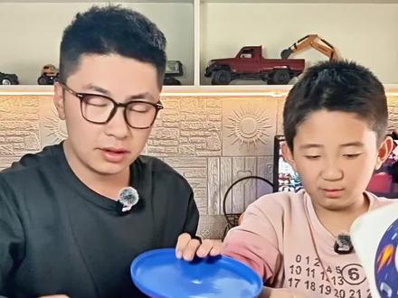 玩具测评大合集,今天测试户外飞盘,都说这款回旋飞盘很神奇,用力扔出去,居然能乖乖飞回手里。那到底是不是真的,今天和段探长一起一探究竟!#户外飞盘 #户外玩具 #儿童玩具 #亲子互动