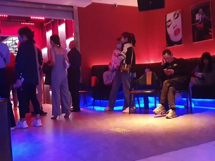 探访重庆罕有的黑灯大舞厅!门票10块内部暗藏玄机?现场热闹非凡 #舞厅 #舞会 #旱冰场