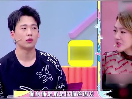 高情商技能——解围 烧饼为郭麒麟解围、黄渤回应调侃的片段,恰恰揭露了当下一些评论区的现象,习惯性否定。视频里的解围场景其实充满巧思,烧饼不回避郭麒麟“身体不好”的话题,转而用“要老二”的玩笑化解尴尬;黄渤不纠结“穿着随意”的质疑,以“把这里当回家”的延伸彰显格局。“yes and”的核心,是先建立沟通的桥梁,再传递自己的观点,这种方式既尊重了对方,也为自己留足余地。
-
网络评论区的杠精们,他们恰恰奉行“no but”的逻辑,无论他人观点是否合理,先否定再反驳。有人分享考研经验,立刻有人抬杠还不是靠运气;博主推荐生活好物,马上有评论智商税罢了。这种习惯性反驳,本质是低认知下的自我防卫,既堵死了交流的可能,也暴露了自身的狭隘。就像视频说的,习惯性反驳会把路越走越窄,网络上的对立情绪,往往就是这样被一点点激化的。
-
我也曾陷入过反驳成瘾的误区。和朋友讨论电影时,总急于指出他观点里的漏洞,赢了争论却冷了气氛;工作中同事提方案,我第一反应是挑问题,忽略了方案的亮点。直到尝试用yes and调整沟通方式,认同同事的思路,再补充如果加上这个细节会不会更好,反而让方案推进得更顺利。
-
真正的个人提升,从不是赢过所有人,而是学会温和地表达。yes and不是无原则妥协,而是用智慧化解对立。面对网络言论,多一点我理解你的角度,同时我认为的包容;与人相处,少一点“你不对,应该这样”的强势。
-
沟通的本质是传递善意,而非分出胜负。学会“接受并延伸”,少些无谓的反驳,多些真诚的回应,无论是网络空间还是现实生活,我们的路都会越走越宽。
#情商 #沟通 #说话技巧