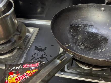 晚上火鸡面没吃饱,现在又要煮螺蛳粉吃🤣🤣#记录真实生活 #深夜放毒 #这一碗好过瘾 #夜宵打卡 #螺蛳粉