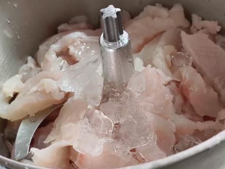 以前总觉得做鱼丸和鱼糕很难,现在跟着抖音学会了,只要掌握好比例,真的不难!学会了鱼丸就会做鱼糕,自己做的新鲜好吃又实惠!降温了多做一点,煮汤、打火锅都不错,再给妹妹送点过去尝尝!#鱼糕#鱼糕做法 #亲手制作美食 #美食分享#跟着抖音做美食