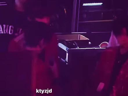 完整视频,不掐头去尾,不对模糊口型解释,只摆出事实,我看不到任何的🍬,我只看到了他ryzz龇牙咧嘴的膝盖疼,我只看到了他对舞台的尊重,我只看到了他领奖时开心的样子,我感受到了他对我们的爱,这就够了。听完ts的高会语音说想父母了,我脑子里第一个浮现的就是王橹杰一个人在外地的日子,被打压被欺负的日子,他一滴眼泪都没在我们面前流过,我甚至希望他能哭一场或者和我们说说,而不是一只躲在角落里默默消化的小豚。但我也正是被他强大的内心,自主的人格所吸引,我也希望你们在做一切时,能看看他真正想表达的东西…..#橹穆 #TF家族荣耀之战 #澄清#tf家族四代#王橹杰