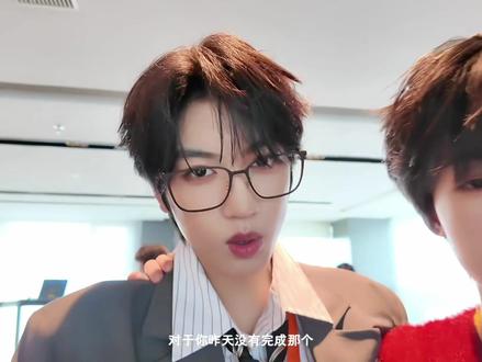 #TF家族四代 #男团学
今天开始叠千纸鹤,不叠可出不了道了,我直接不睡觉