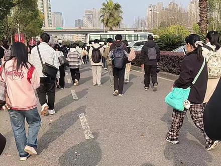 湖北普选大作文话题是赛道,考完出来想到:就业市场也是一个赛道,应届大学生都快挤死了,这咋办#省考 #赛道