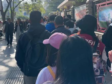 一个博物馆,为啥这么多人来排队啊#人山人海太热闹了 #五一旅游景点人山人海 #排队 #旅游打卡 #旅行碎片