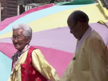 导演跟拍90岁的爱情,拍到一半爷爷意外去世,奶奶哭得崩溃了