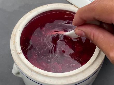 小红葱,湛江人叫它红葱头,药用价值高,煲汤水是红色的,认识吗#红葱头 #红葱头炖汤 #广东靓汤 #农村守护人