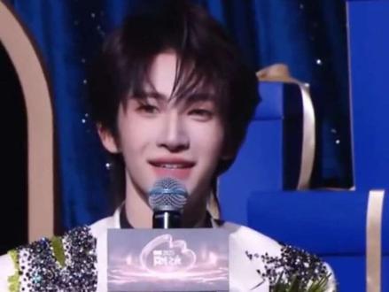 沉甸甸这一下真给我笑不行了哈哈哈哈哈哈哈到底谁能拒绝刘宇这个萌萌的小猫!#刘宇 #微博之夜 #刘宇微博之夜