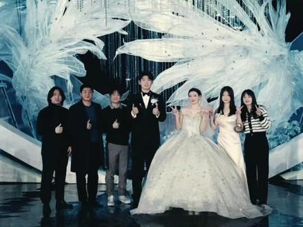 蔡侑玎太够意思了!跨国奔赴婚礼,中文送祝福,国羽群星合影惊艳全场!
黄雅琼与刘雨辰的婚礼余温尚在,又一暖心细节引爆羽坛热议——韩国混双名将蔡侑玎特意从韩国飞抵中国,只为亲自见证这对羽坛新人的幸福时刻!
婚礼期间,蔡侑玎晒出与陈雨菲、郑思维、蒋振邦、冯彦哲、傅海峰等国羽名将的合照,并用流利中文深情写道:“恭喜你新婚快乐!祝你幸福美满!”字里行间满是真挚情谊。
曾是赛场上激烈交锋的老对手,如今却成了彼此生命重要时刻的座上宾。这份跨越国界与竞争的友情,不仅让人动容,更让无数球迷直呼“这才是体育最美的样子”!
从釜山到婚礼现场,蔡侑玎用行动诠释了何为“以心相交”。赛场上的拼尽全力,场下的温暖相伴——真正的对手,亦是最好的朋友。 #蔡侑玎 #黄雅琼#刘雨辰 #陈雨菲 #婚礼