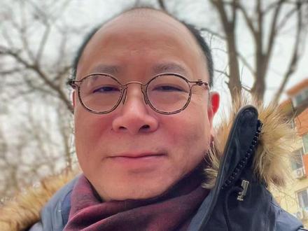 摩尔线程泡沫有多大? 摩尔线程泡沫多大?12月5日上市的“国产GPU第一股”摩尔线程,上演了一场疯狂的股价过山车。发行价114.28元的股票,仅5个交易日就飙涨至941.08元,累计涨幅达723.49%,12月11日晚间发布风险提示后大幅回调,有人获利离场,也有人高位被套。暴涨背后,泡沫与风险愈发清晰。
一、股价疯涨的核心推手,是其极小的流通盘——仅2938万股流通股,流通市值不足400亿,便于资金炒作。但2026年6月起,超45%的限售股将集中解禁,届时股价大概率回归理性。
二、估值与业绩严重背离。公司2025年前三季度营收7.85亿元,全年预计12亿-15亿元,却仍将亏损7.3亿-11.68亿元。无正向盈利支撑下,其市销率最高超400倍,而当前半导体行业平均市销率仅7.68倍,这样的估值水平显然脱离基本面,泡沫破裂是必然。
三、半导体与AI芯片是国家战略重点,但行业发展需要长期研发投入与商业落地,而非短期资本炒作。过度渲染泡沫不仅可能让投资者蒙受损失,也会扰乱行业生态。
以上是根据公开信息做出的财经新闻分析,不构成任何具体投资建议。市场有风险,投资需谨慎。#摩尔线程 #投资需谨慎