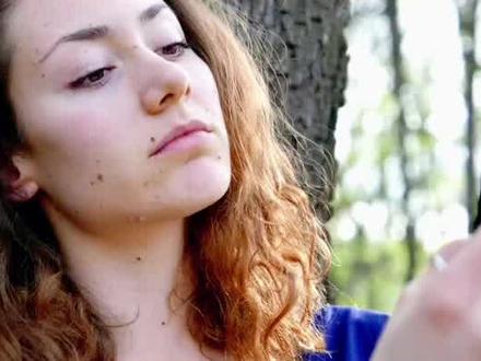 粉丝们,你有没有过这种崩溃时刻?订机票对比价格、选座位、值机,越戳手机越心烦?现在不用愁了,AI界深夜扔出重磅炸弹——智谱直接开源了能自己操作手机的AI模型AutoGLM!
先划三个核心技术重点,听着就震撼:第一,它是全球首个正经会“玩手机”的AI Agent,不是简单聊天,而是能像人一样看懂APP屏幕,自己点击、输入、滑动,几十步复杂流程都能稳拿下;第二,覆盖场景超实用,微信、淘宝、抖音、美团这些咱们天天用的50多个高频APP,核心功能它都能搞定;第三,和之前火出圈的豆包手机版能力类似,但这次智谱直接把核心技术开源了,谁都能拿来用。
那智谱为啥要这么大方?背后藏着行业竞争的大逻辑。2025年AI助手市场早就卷成红海,艾瑞咨询数据显示,今年市场规模已经冲到987亿元,同比暴涨189%,抖音豆包靠流量领跑用户规模,腾讯、阿里靠着生态紧追不舍,手机厂商更是来势汹汹,华为小艺、OPPO小布助手的月活都比豆包还高。智谱这时候开源,就是想换条赛道:既然闭源竞争拼不过流量,不如开放技术,让所有硬件厂商、手机厂商和开发者都来用AutoGLM。要知道现在中国有940万AI开发者,这些人拿着这个模型,能快速做出各种AI助手,智谱相当于用开源攒了个超大规模的“技术联盟”,一下子就在生态竞争中占了先机。
这波操作对行业的影响可太大了!对厂商来说,以前要自己砸钱研发好几年的手机操作AI,现在直接用AutoGLM就能实现,大大降低了创新成本,手机厂商的AI助手大战很快会进入新阶段。对整个行业而言,这会加速AI从“聊天工具”变成“实用管家”的转型,IDC预测到2030年,智能终端和AI智能体的普及率会达到90%,而智谱的开源相当于给这个进程踩了油门。
更关键的是,这会改变行业竞争规则。以前是巨头靠流量和生态垄断,现在开源模型市场份额已经接近30%,中国开源模型更是在全球占据半壁江山。智谱这一步,让中小厂商和开发者也有了和巨头掰手腕的机会,未来咱们可能会看到更多新奇的AI助手,不再是几家独大。
#智谱ai #智谱AutoGLM #AI手机助手 #手机操作Agent #千行百业AMA