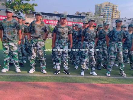 西彭一中2025级新生军训汇报表演