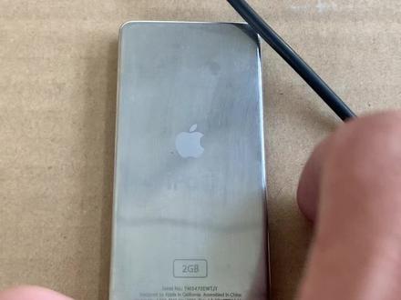 ipod nano1是苹果公司于2005年9月7日推出的一款结合iPod shuffle与iPod mini特点于一身的第4代MP3播放器。