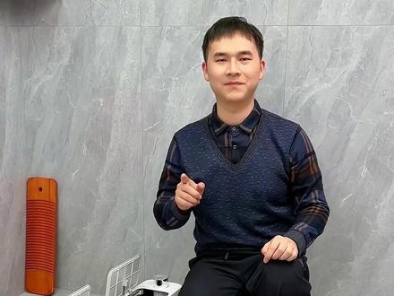 卫生间的垃圾桶一定要选带盖的,上完厕所的纸巾丢进去,盖上盖子就能隔绝异味,还能避免尴尬.# 带盖垃圾桶 # 卫生间垃圾桶 # 窄缝 # 空间利用1