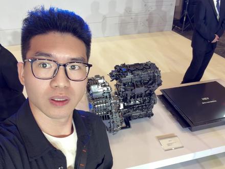 奇瑞5度电HEV混动展具实拍 奇瑞发布鲲鹏超能HEV 2.0,就是之前说的那个5度电的HEV油电混动;
展具具体配置为:1.5T发动机➕单挡DHT➕P1发电机➕P3驱动电机➕5.1度电池包;
他们有个领导说,这都还是可公开的,这个5度电的电池包是半固态的,他们还有全固态的,也不知道是真是假,我还没去求证,先叠个甲昂;
#中国新燃油旗舰全新瑞虎9上市 #全新一代瑞虎9 #于适解锁奇瑞中国新燃油全球代言 #2026北京车展