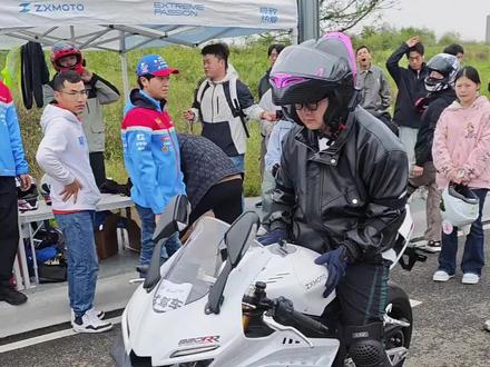 试驾张雪 820rr,低扭很强,过弯需捏离合,控制好过弯角度 #张雪机车