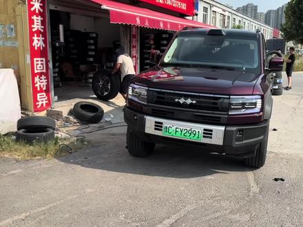换胎真的不用千斤顶了,云辇P ultra太强大稳定,以后车主自己换胎方便太多了。#比亚迪#方程豹 #方程豹豹5