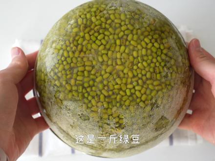 夏日绿豆6吃:汤/沙/馅/冰/糕,一个电饭煲搞定! 当1斤绿豆被送进电饭煲,就能解锁6种绿豆万能吃法:
🍃 电饭煲绿豆汤
500g生绿豆洗净后,倒开水烫10min
转到冰箱冷冻冻硬,把绿豆冰块放进电饭煲
加1L纯净水,煮粥模式1个回合
得到一锅开花绿豆汤,总量将近2kg
煮好后加100-120g糖调整甜度,冰镇一下即可享用
亦可分装小份冷冻作为备餐,建议取4-5碗绿豆汤
🍃 绿豆馅
剩下的半锅绿豆沥干水分,能得到大约1kg熟绿豆
先取400g熟绿豆,加20g炼乳、40g奶粉、10g糖、2g抹茶粉
捣碎后摊开在大盘里,微波炉每叮1min翻拌一下
叮4-5次之后晾凉后装密封盒,冷藏保存一周
🍃 绿豆沙
牛奶600g+炼乳60g+奶粉60+细砂糖60g+木薯淀粉30g
在大碗里搅匀,微波炉每叮1-2min搅一搅,直到淀粉糊化质地丝滑
就是不开火版微波炉奶酱,和600g熟绿豆+6g抹茶粉
一起倒进破壁机打成绿豆沙,过筛一遍更细腻
可以得到绿豆沙约1400g
🍃 绿豆冰棒&冰淇淋
第一部分绿豆沙(约500g),直接倒进冰棒模具冻硬,就可以得到绿豆冰棒
第二部分绿豆沙(约300g),加150g淡奶油&15g炼乳打发至浓稠酸奶状
贴面封保鲜膜,送进冷冻,每隔半小时拿出来重新搅打一次
重复两个回合后倒入饭盒冻3-4小时,就是绿豆冰淇淋
🍃 绿豆糕
第三部分绿豆沙(约600g)倒回电饭煲,加20g黄油
快煮饭模式开盖,每3-5min用刮刀翻炒,直到不粘铲子的抱团状态
用模具压花,或者隔油纸擀开切成方块
#夏日美食#绿豆汤 #绿豆糕 #电饭煲美食 #冰淇淋