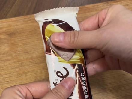 竟然用一袋巧克力就能做出考研版的蓝莓巧克力酸奶砖,脆皮巧克力加上一口爆汁的酸甜蓝莓搭配上干噎酸奶的奶香,脆皮冻啃超级过瘾,超级好吃#自制莓果巧克力冷萃酸奶夹 #草莓酸奶砖你要考研啊 #甜品美食 #干噎酸奶 #新吃法