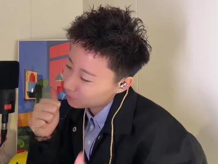 「宝藏歌手」亚森魔力歌舞台惊艳出圈!!《荒漠上行走》 锐评! 耳朵享受级的音色,把西北民族唱腔的韵味与摇滚的硬核技术完美融合!!这舞台谁不喜欢呢?!#reaction #魔力歌先生 #亚森 #荒漠上行走 #宝藏歌手