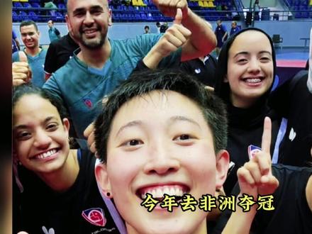 全运会范思琦笑对绝境,陈梦泪目,大心脏掀翻热门,山东女团夺金 陈梦泪目,山东女团夺冠,一枚全运会团体金牌会属于去年退出国家队的范思琦,曾被认为不适合国家队培养的她,辗转印度联赛、埃及训练馆,把四方闯荡变成修行。全运会赛场,面对女乒顶级 “扫地僧” 何卓佳,她 0 比 2 落后却面无笑意,带着输无可输的洒脱连扳三局。这边是万众期待的重压,那边是无包袱的纯粹拼搏,何卓佳被承诺困住,范思琦却凭走遍世界练出的大心脏、扎实基本功逆势翻盘。从国际赛倒在孙颖莎拍下,到全运会决胜局绝杀,这个看过金字塔、喝过恒河水的姑娘证明:人生没有白走的路,每一步闯荡,终会在关键时刻变成制胜武器,竞技场上从无铁定剧本,永不服输便是底气。#乒人有自己的BGM #2025全运会 #陈梦 #范思琦 #女团冠军
