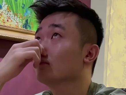 面对比自己小六岁的“帝皇星”表达的爱意,这个女孩毫不犹豫的选择接受,并且还陪他熬过了艰苦的日子,或许,也只有这个女孩可以治愈“帝皇星”的童年记忆#赵汝亮 #赵汝亮赵爽