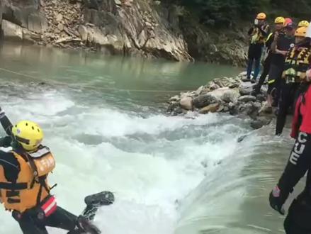 #游泳 救援队员滚水坝训练视频分享!滚水坝产生的滚筒水是水域当中最危险的一种,即使是游泳的高手也很难游出去,请大家一定要远离!#户外