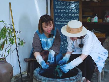 古人云:青出于蓝而胜于蓝;扎染的魅力也许就在于如鲜活的生命般独一无二,且更胜于蓝。有性格,有特点,有专属的外表。一起感受传统手工艺—扎染的魅力!#乡村守护人 #乡村振兴 #手艺匠人