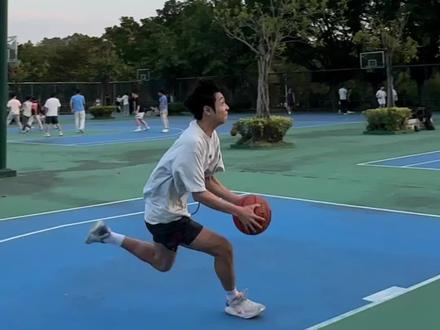 你在网络上见到的扣篮基本是矮筐,不信你去量一下#弹跳训练#矮筐#扣篮