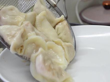 春节饺子馅攻略!吃上一口财运来! 春节包饺子倒计时了!年味这不就来了!
你们今年准备包什么馅的饺子呢?
强烈推荐白菜猪肉馅饺子!白菜馅就是财,吃上一口财运来!
#春节 #包饺子 #饺子 #春节饺子 #美食教程