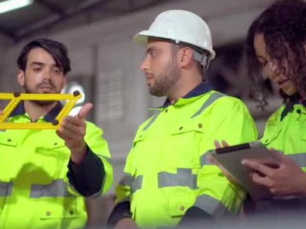 2026年3月,就在旧金山,一家名叫Eon Systems的公司,干了一件堪称“逆天”的事:他们居然把一只成年果蝇的完整大脑,给1:1无损地搬进了电脑里。这不是在做3D动画,也不是用AI在模仿昆虫走路,而是那颗拥有12.5万个神经元、5000万个突触连接的“数字大脑”,自己觉醒了,驱动着虚拟的身体在仿真环境里爬行、梳理身体、转头觅食。马斯克看到都忍不住惊呼,这玩意儿,真的活了 。
大家想一想,这意味着什么?以前我们总觉得“意识上传”是科幻电影里的桥段,但今天,一只果蝇已经帮我们趟出了第一条路。这颗数字大脑的行为准确率,跟真实的果蝇相比,高达95% 。更恐怖的是,它不是被代码控制的提线木偶,而是完完全全凭借大脑本身的神经冲动在自主活动。这不仅仅是生物学的一次胜利,这是给整个科技树点错了技能点,或者说,直接开辟了一条全新的赛道。
咱们把视角拉高一点,看看当下的宏观环境。现在全球的AI军备竞赛正打得火热,大家都在卷算力、卷大模型的参数,动辄就是千亿级别的训练数据。但你有没有发现,这条路虽然走得快,但能耗高得吓人,而且所谓的“智能”其实很笨,它根本不懂物理世界的常识。而Eon这套“全脑仿真”的玩法,逻辑其实很简单:既然造不出真正像人一样的机器,那我干脆把一个现成的、进化了亿万年的生物大脑直接“拷贝”进去不就完了?这就像是你还在辛辛苦苦手抄武功秘籍,人家直接把绝世高手的记忆芯片插进了脑子里。这背后的产业逻辑一旦走通,就是一场对现有AI范式的降维打击。
那么,这条逻辑传导路径会带来哪些产业链的机会呢?这才是我们投资者最该竖起耳朵听的地方。
首先,最直接受益的,就是为这场“造脑”运动提供工具的卖水人。你想把老鼠大脑里7000万个神经元看清楚,靠肉眼肯定不行。Eon团队用的是一种叫“膨胀显微镜”的暴力技术,把脑子物理撑大后再扫描 。这意味着什么?这意味着对高端科研显微镜、微纳级光学器件和精密仪器的需求会迎来爆发式增长。比如永新光学、舜宇光学,它们的光学镜头和精密仪器,就是未来所有脑科学实验室的“眼睛”。
其次,当大脑被数字化之后,它需要一个强大的身体去感知和行动,这就涉及到了“具身智能”的核心——物理仿真与机器人技术。
#eonsystem #果蝇大脑 #全脑仿真 #科大讯飞 #复旦复华