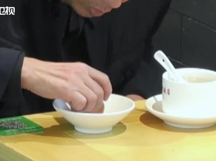 当目睹失能老人因手抖无法吃饭,众人纷纷贴心相助。当目睹失能老人无法吃饭,你会怎么做?#你会怎么做 #传递正能量 #失能老人