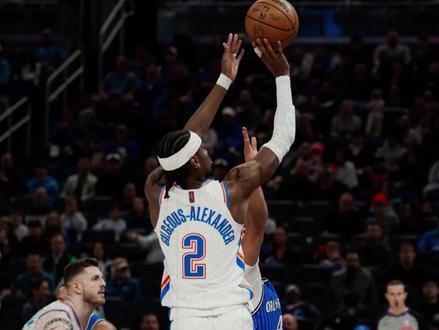 雷霆对阵魔术!卡鲁索用鞋封盖达席尔瓦上篮,被裁判吹罚技术犯规!#卡鲁索用鞋防守