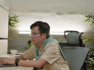 2026年2月20日这一天,港交所的屏幕几乎被两家公司刷屏了——智谱和MiniMax。智谱的股价一飞冲天,最高摸到了725港元,涨幅一度扩大到37%,而MiniMax紧随其后,两家公司的市值双双冲破了3000亿港元的大关。你要知道,这不仅仅是数字的跳动,这标志着国产AI大模型正式告别了“烧钱赚吆喝”的基建期,全面进入了“场景兑现”的暴发期。
面对这种阵仗,很多投资者都在问:港股的火,什么时候能烧到A股?其实,如果你看懂了智谱和MiniMax的底层逻辑,你就会发现,A股市场里早就有两位“旗鼓相当”的对手在蓄势待发了。咱们先说智谱,它的成功逻辑非常清晰,就是“深度B端闭环”。就在这个月,智谱发布了全新的GLM-5模型,编程性能直接对标国外的顶级水平。更绝的是,他们干脆取消了首购优惠,涨价30%以上,结果套餐居然瞬间售罄。
在A股,最能对标这种“B端硬实力”的,非科大讯飞莫属。讯飞走的路子和智谱高度重合,都是“全栈自研+政企落地”。到2026年初,讯飞的星火大模型已经进化到了X2版本,支持超过130种语言。它最硬的核心竞争力在于它不仅有模型,还有算力和数据的闭环。它是带着软硬件一体化的方案进场的,直接切入政务和垂直行业。如果说智谱是港股的B端旗手,那么科大讯飞就是A股那个守着万亿级政企市场的“压舱石”。
我们再来看另一极——MiniMax。它的打法截然不同,它走的是“C端全模态+全球化”。MiniMax最新推出的M2.5模型,是专门为Agent场景设计的,在Office办公、短视频这些轻型生产力场景里表现极佳,甚至连韩国股民都在疯狂扫货。这种轻资产、高增长、高付费率的基因,在A股里你一定能找到一个神似的影子,那就是昆仑万维。
昆仑万维这两年的转身非常坚决,它不跟大厂在通用模型上死磕,而是精准地切入了“海外AI音乐”和“AI短剧”。到2026年,它旗下的DramaWave月活已经冲到了8000万,月流水稳定在4000万美元左右。这种靠AI内容直接在海外收割利润的逻辑,简直就是MiniMax的A股翻版。它代表的是AI应用的另一条路:与其做一个大而全的工具,不如做一个全球化的小而美,把每一个C端用户的多模态需求转化成真金白银。
#智谱对标A股公司 #minimax对标A股公司 #昆仑万维 #科大讯飞 #智谱