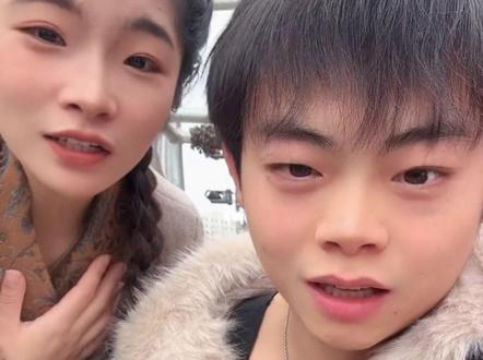 在直播间聊天 大v主播哦 本人很可爱 大家猜猜是谁?#贤灿大舞台 #贤灿 #小贤灿 #贤灿直播 #贤灿户外直播