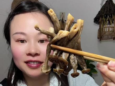 鹿茸菇 嫩小鹿茸菇,250克➖2块,一斤装➖4块,鹿茸菇吃之前用冷水浸泡40分钟,冷水洗洗,如果爆炒给它焯水五分钟,就可以爆炒,凉拌,如果炖菜,冷水泡40分钟给它洗洗就可以直接煲汤,烫火锅等等。 #美食